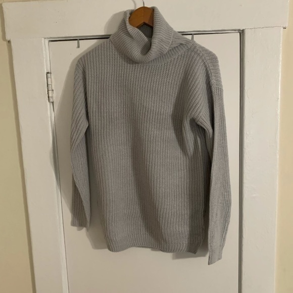 Nasty Gal Grey TurtleNeck Size Small - Picture 7 of 7